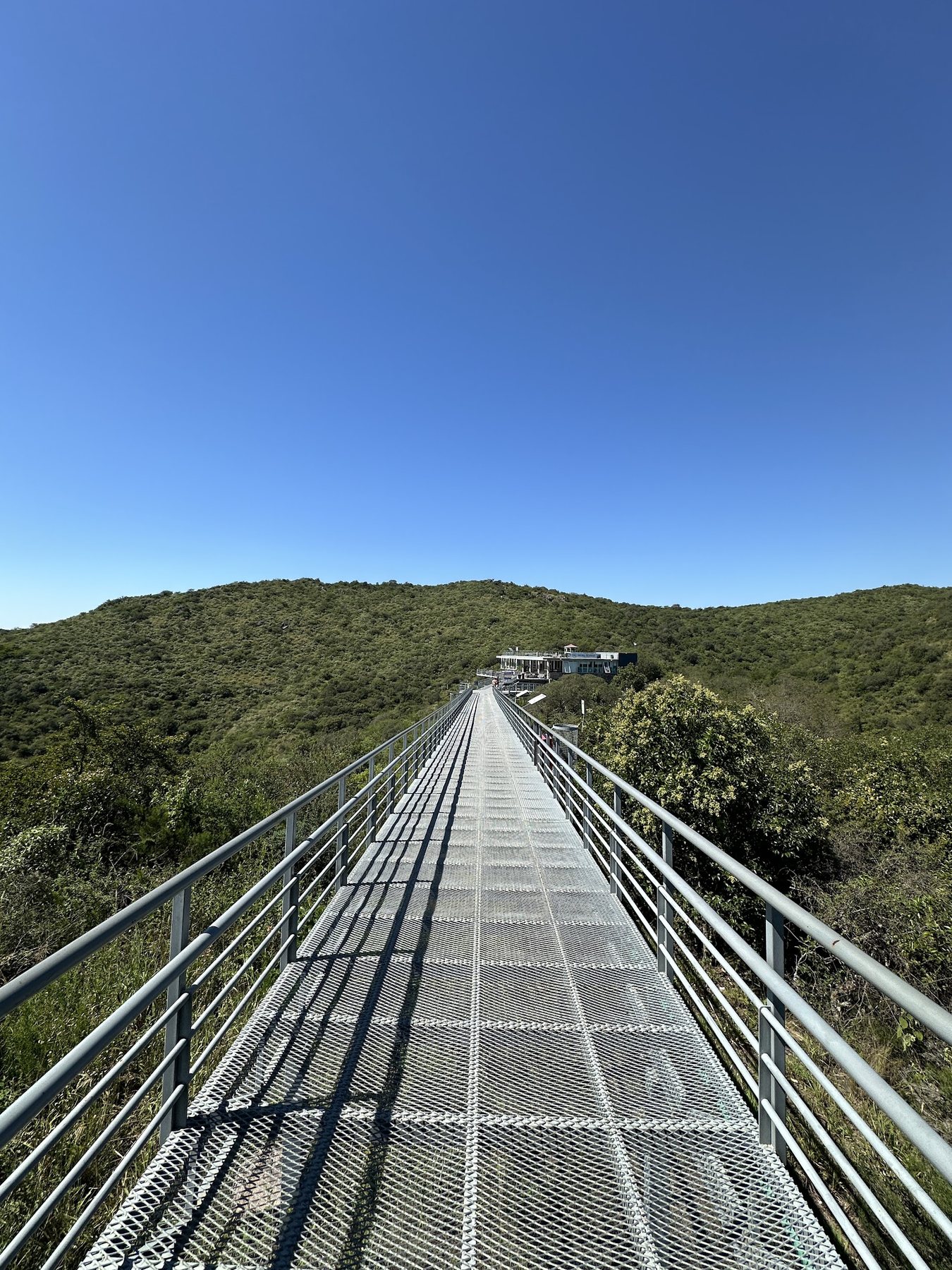 Pasarela en lo alto del cerro