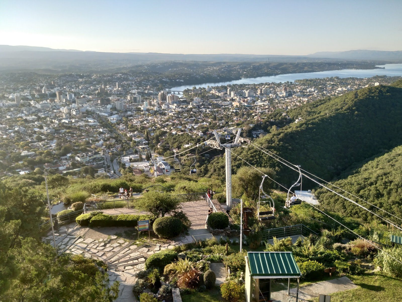 Vista de Carlos Paz y el lago desde la Aerosilla
