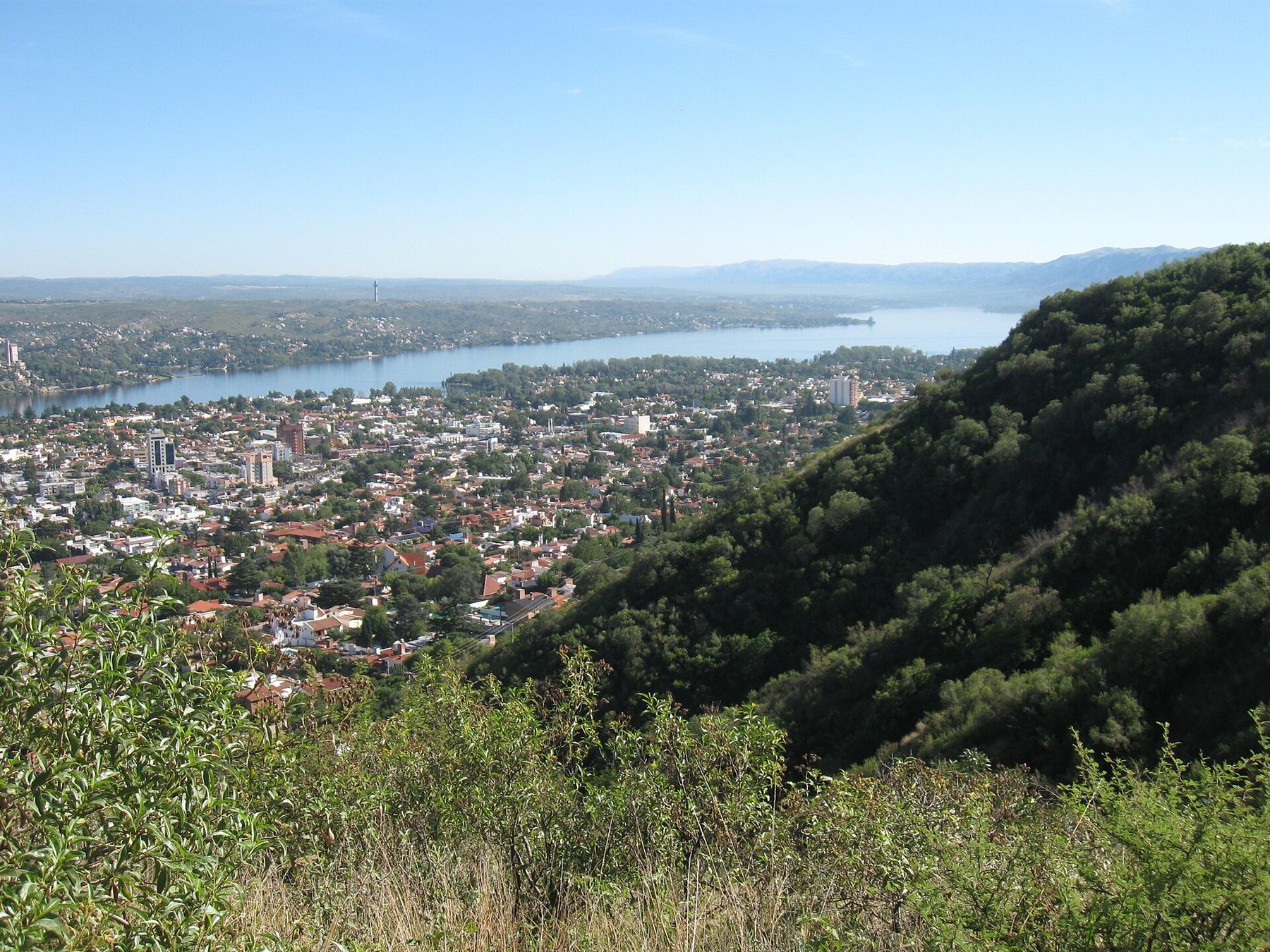Carlos Paz y el lago desde la montaña