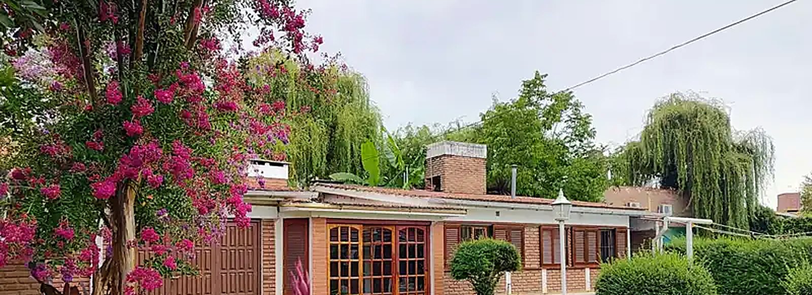 La casona con el jardín