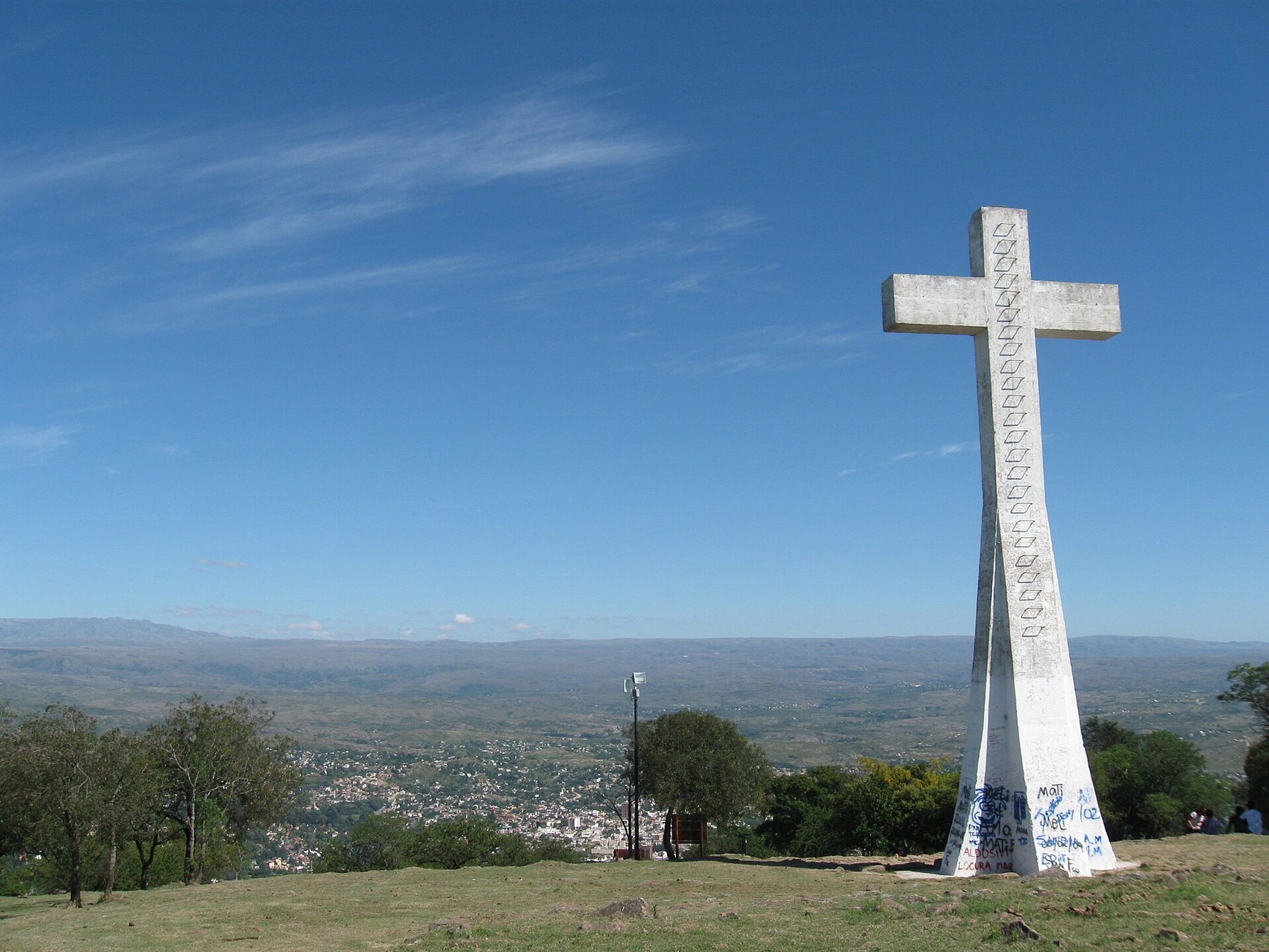 La cruz del Cerro de la Cruz y el valle de Punilla