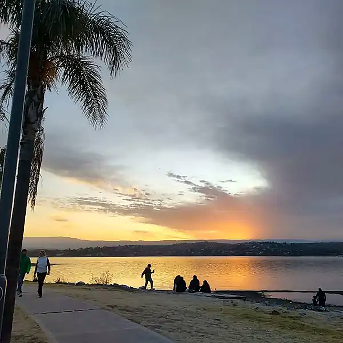 Atardecer sobre el lago San Roque desde la costanera