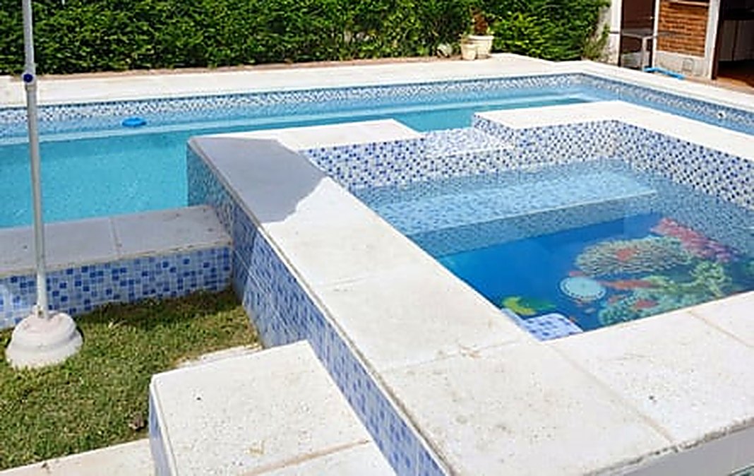 El hidromasaje con el mural de peces